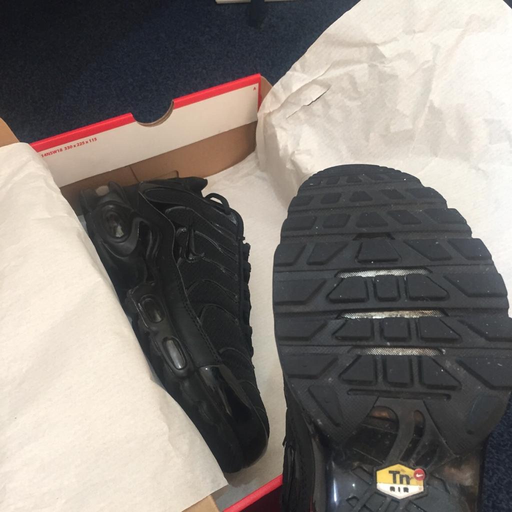 foot locker triple black tns