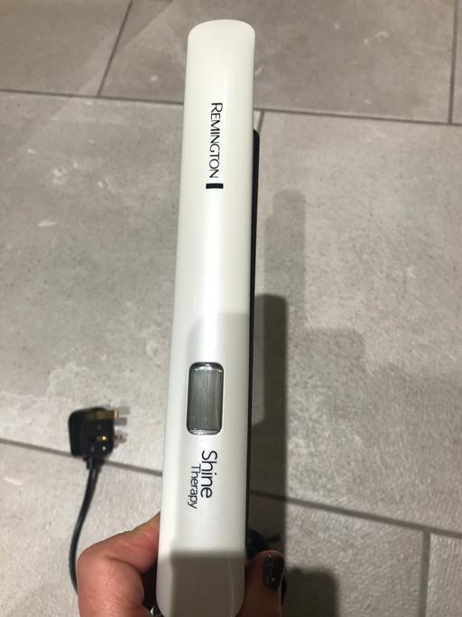 Buy & Sell Canning Town East London - Photos for Remington Shine Therapy ceramic straightener