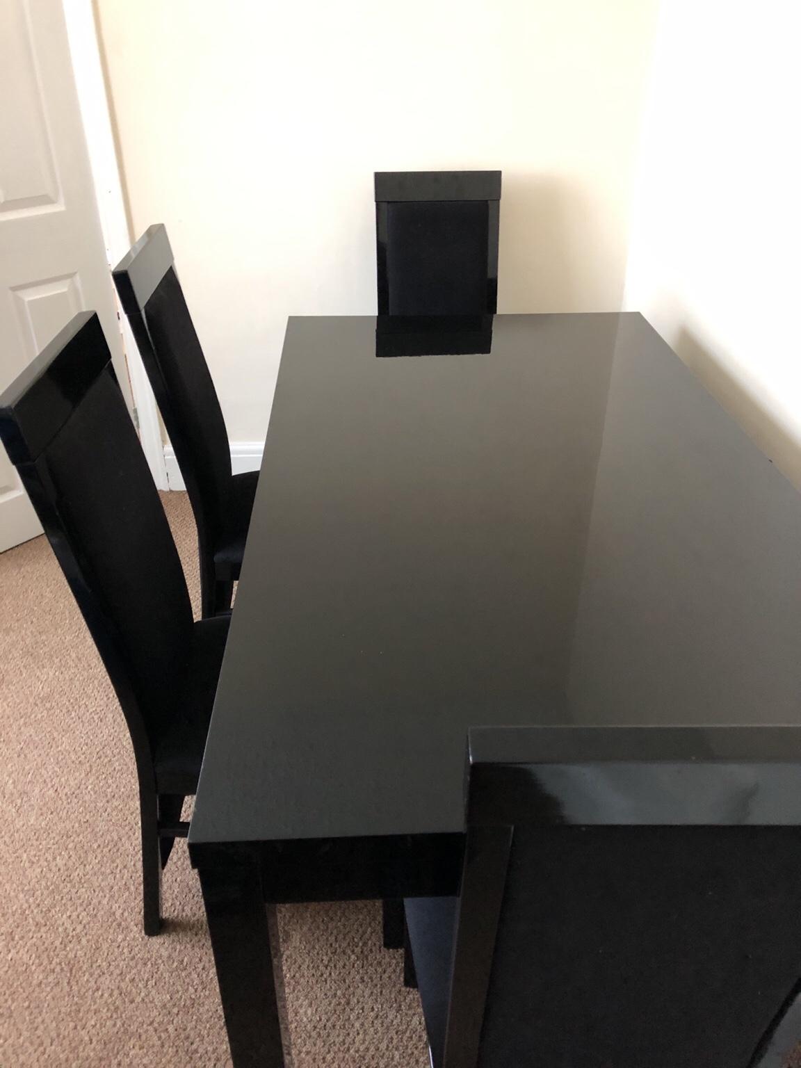 Dining Table and four Chairs in OL9 Oldham für 40,00 £ zum Verkauf