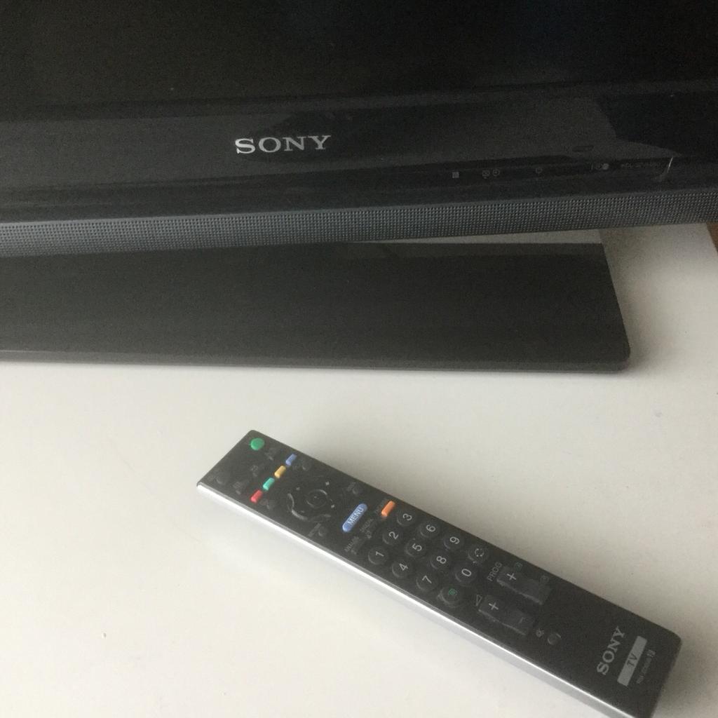 TV Sony Bravia 32 inch + TV table with wheels in SE11 Lambeth for £120.