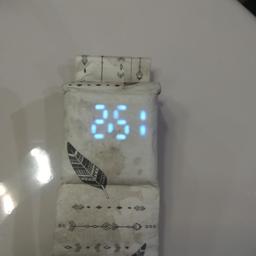 Von paprcuts watches Berlin
Sehr dünn und leicht
Mit magnetverschluss
Reiß und wasserfest 
Per knopfdruck wird die Zeit digital angezeigt