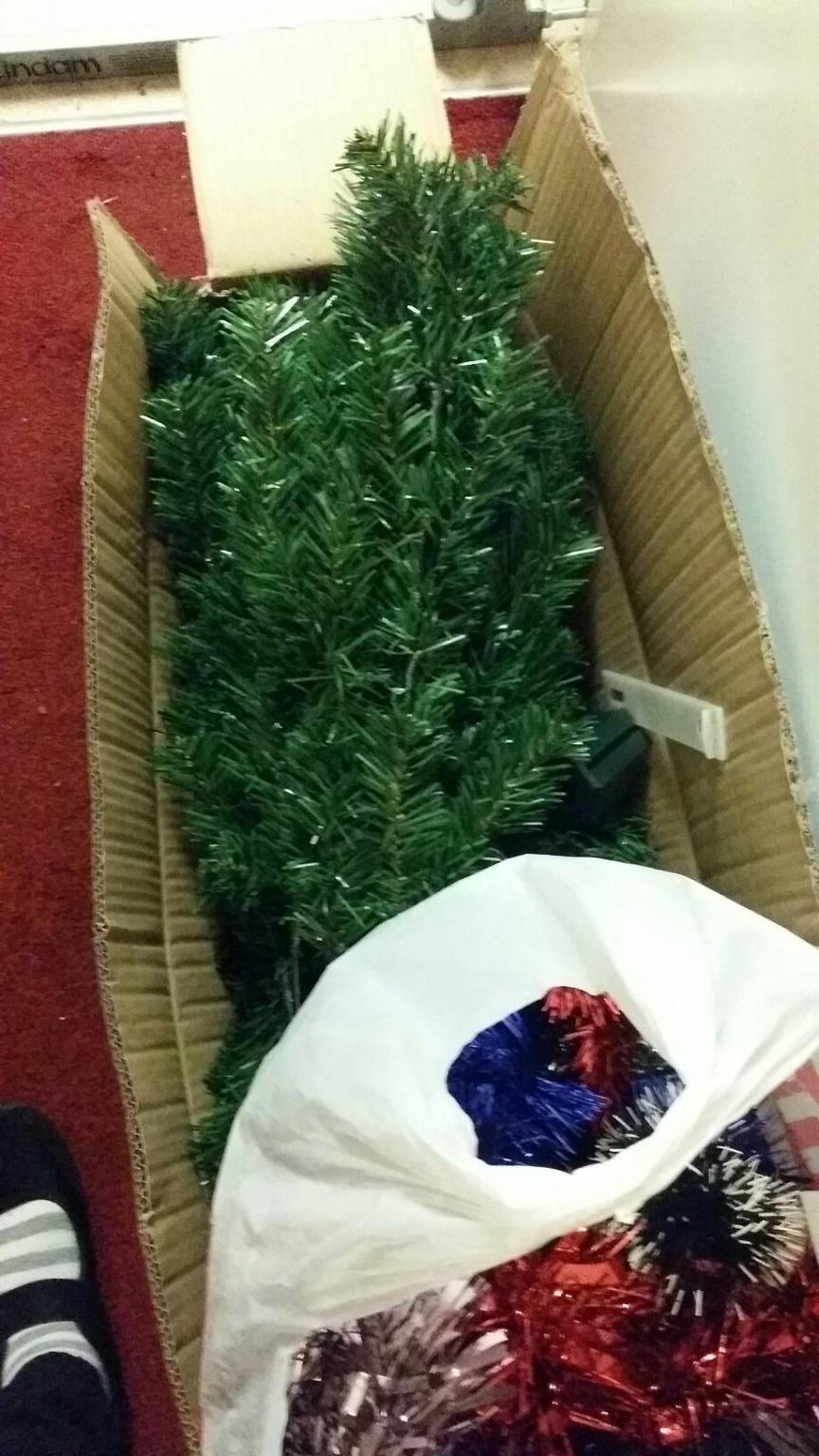lovely 6ft christmas tree and tinsel in CT7 für 10,00 £ zum