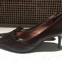 Ladies, size 7, leather, brown court shoes with ruffle effect.

Principles.

Worn once.

Pet and smoke free house.

Collection only.
