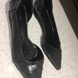 Ladies, size 7, Barratts flat shoes. Grey colour.

Never been worn.

Pet and smoke free house.

Collection only.