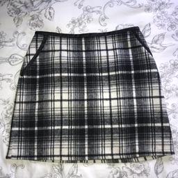 Black and white check. Side pockets with leather trim. Size 10. Excellent condition