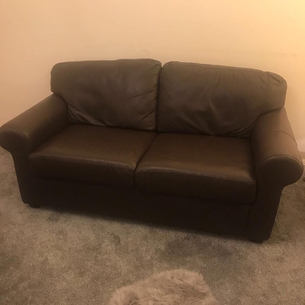 Brown leather two seater sofa in WV14 Wolverhampton für £ 50,00 zum