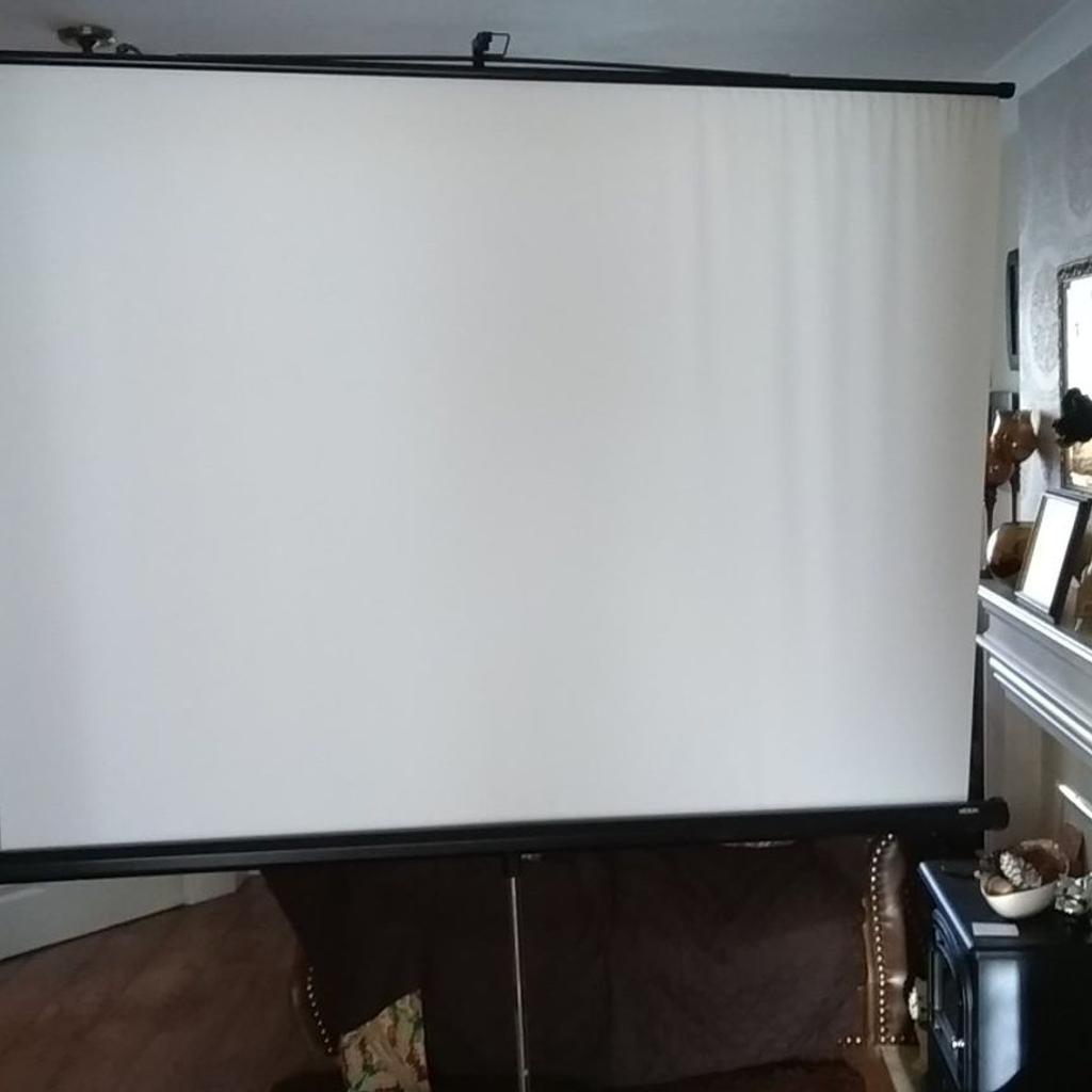 Projector Screen. in WS10 Walsall für £ 30,00 zum Verkauf Shpock AT