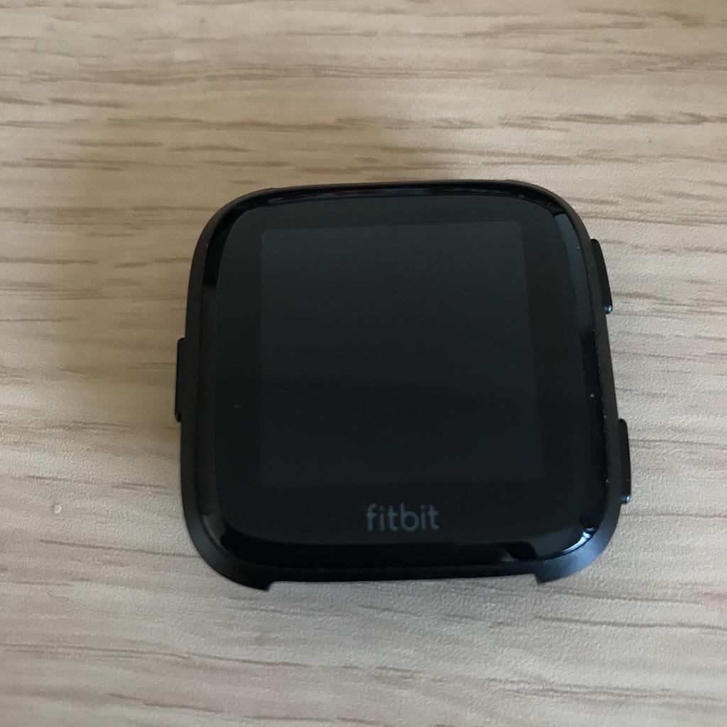 Store Fitbit Versa 4 Pebble Only