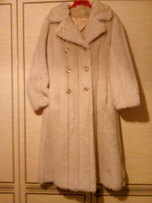 Buy & Sell Lancashire Blackburn with Darwen - Photos for Worn twice Beautiful cream Faux Fur size 14