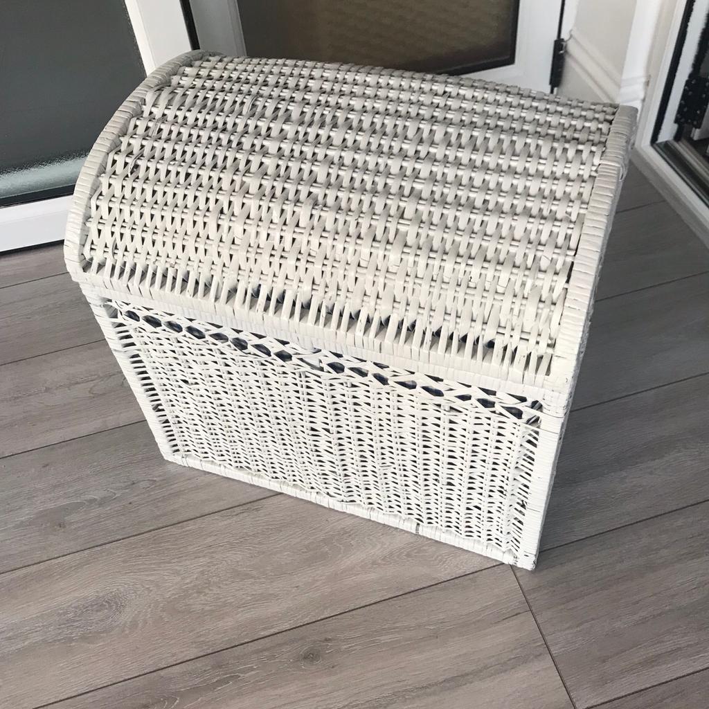White Rattan storage chest in Peterborough für 10,00 £ zum Verkauf