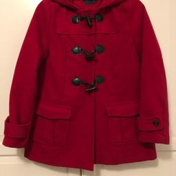 Verkaufe den gut erhaltenen roten Mantel. Selbstverständlich hat er Gebrauchspuren, ist dennoch sehr schön zu tragen.

An Selbstabholer in Düsseldorf-Oberbilk oder Versand zzgl. Versandkosten.
Keine Rücknahme, da Privatverkauf