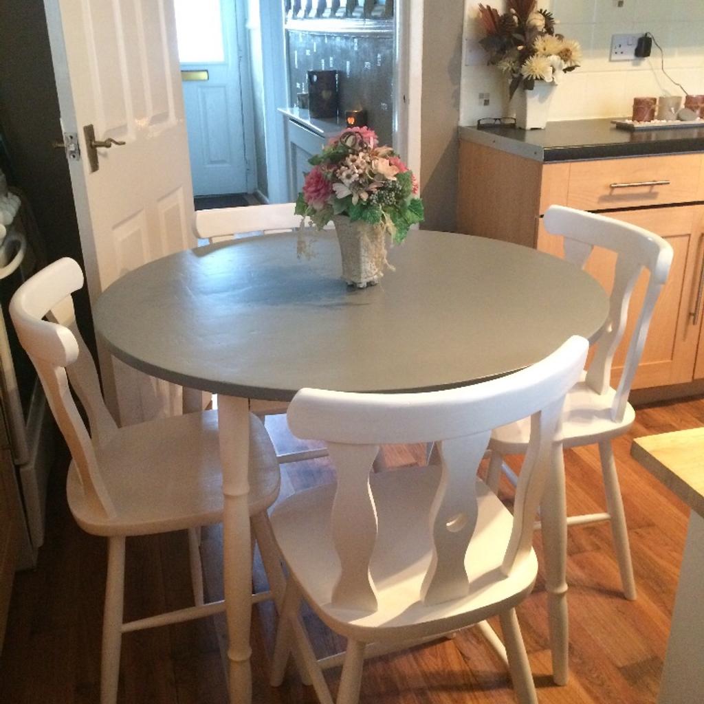 Shabby chic style dining table and chairs in OL9 Oldham für £ 80,00 zum