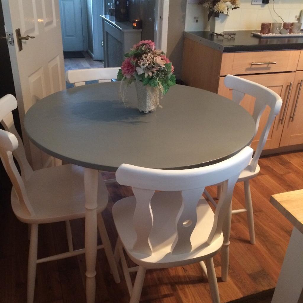 Shabby chic style dining table and chairs in OL9 Oldham für £ 80,00 zum