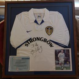 Bares Danny Mills signature autograph circa 2002 when Leeds were in premiership. had it on wall for many years but since decorating it has been sat in cupboard unused.

100% genuine. immaculate preserved condition.

the frame is in good condition with few slight marks in bottom left corner, but will be fine with a bit of dark wood stainer.

can deliver local or collection is fine :)