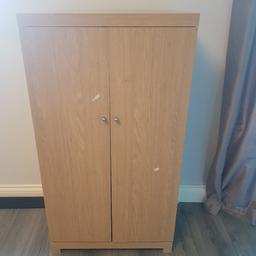 Medium oak, great for storing dvds, etc! There is 2 small marks on the from from where I stupidly stuck birthday banners on! This is why I have it listed for free