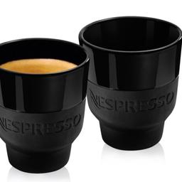Ich biete NEUE UND ORIGINAL VERPACKTE Nespresso TOUCH Espresso Tassen ( Neupreis 16,99€ ) an.

SCHWARZES PORZELLAN UND WEICHES SILIKON

Set bestehend aus 2 Espresso Tassen (80 ml) in schwarzem Porzellan mit Soft-Touch Silicon.