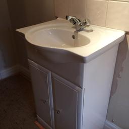 Cream vanity unit and we in fantastic condition, can’t get this Colour anymore it’s really rare grab a bargain
Vanity unit 570 wide taps included