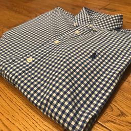 A smart, custom fit , Ralph Lauren short sleeved shirt. The shirt is blue and white check.

The shirt is sized 16 / 40-41 (Large)

The shirts smartly hosts it’s commonly known horse logo on the breast in navy blue.

The shirt is in great condition, but does have a slight blemish under the arm pit.

8/10

Bargain £19.50

#RalphLauren #Shirt #Check