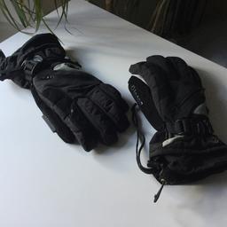 New male ski gloves in black. With top zip vents, thumb snow scrapper on one hand, and soft vervet thumb on the other. Tough grip material underhand.