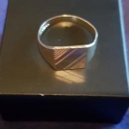 9ct signet ring, size v, very good condition, weighs 3g, any questions pls ask