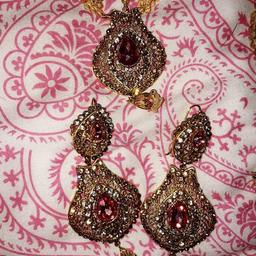 bridal set worn once
Comes with
2 necklaces big and small}
{Earrings}{Matha pati - headpiece}
OPEN TO OFFERS
