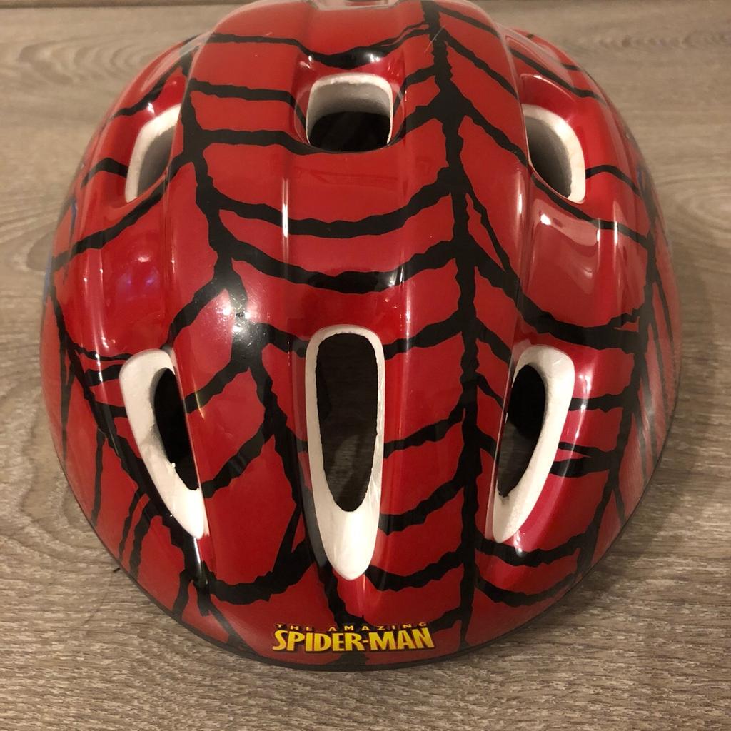 Marvel SpiderMan kids Helmet and safety pads in CR0 London for £10.00
