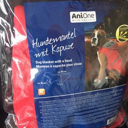 Verkaufe ein mit grauen Fleece gefütterten neuen Hundemantel mit Kaputze in rot . Original verpackt, nicht benutzt.Rückenlänge ca 50cm , Brust ca 46 cm
