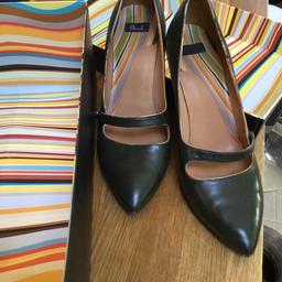 Excellent condition
Boxed
Spare heels
Size 6
Worn only a few times
Collection lychpit