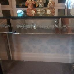 mirrored console table has got little crack as shown but apart from that in lovely condition