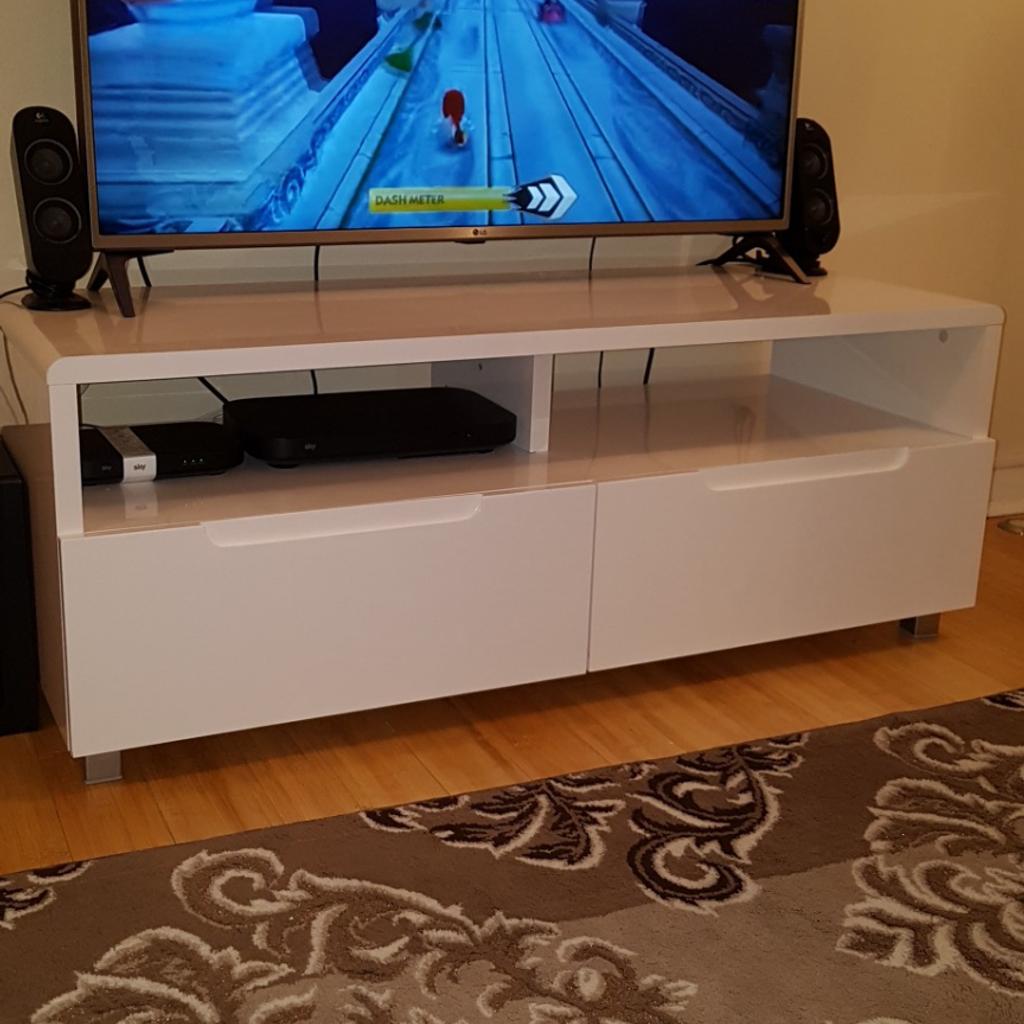 TV Unit High white gloss in London Borough of Enfield für £ 90,00 zum