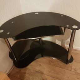 black glass curved computer table.. 
good condition 
Collection from hurworth DL2