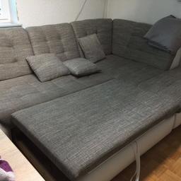 Hallo zusammen , Verkaufe hier ein gebrauchtes Sofa für 250 Euro , hat neun 900 € gekostet . 
Hat  leichte gebrauchst Spuren , wie es halt üblich ist , wenn mann es 4 Jahre nutzen . Sofa kann mann auch zu einem Bette aufklappen . (Siehe Bilder)