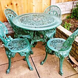 Cast iron table and chairs for the garden, very good condition, four chairs and a table in green