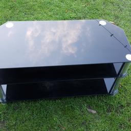 lovely glass tv stand hardly been used very good condition