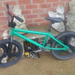 mongoose bmx, great bike. It has been stripped and rebuilt, so headsets been re-greased, crank and wheels have also been done. Only downside is it doesn't have breaks, apart from that it's a great bike in good condition.
can deliver for a small fee need gone