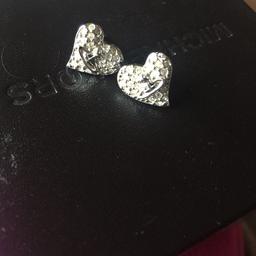 good condition earrings. No earring backs for hygienic reasons.

RRP £60