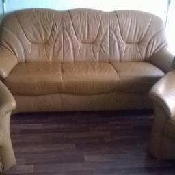 Die Möbel sind kaum genutzt worden, somit wie neu. Das Sofa kann man zum Schlafsofa ausziehen.

Farbe: Cognac
Sofa
B: 1,90cm
H: 90 cm
T: 80 cm

Sessel
B: 90 cm
H: 90 cm
T: 80 cm
