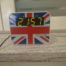 Uhrenradio im UK Design
PLL-Tuner (UKW/MW) mit 20 Senderspeichern
Bernsteinfarbenes LED-Display mit Dimmer
2 Weckzeiten, Snooze, Sleep, NAP
Netzkabel + Bedienungsanleitung