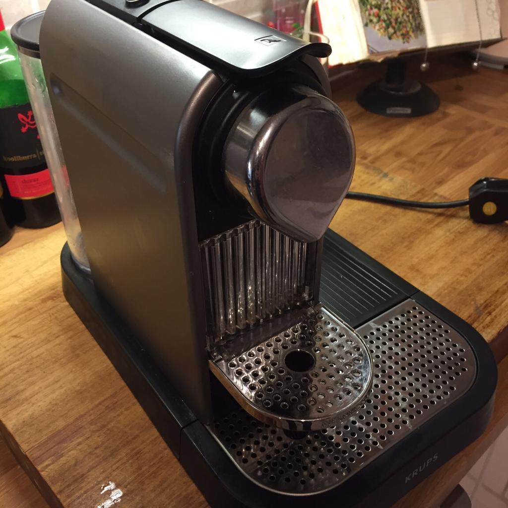 Nespresso citiz and milk coffee machine in East Devon für £ 25,00 zum
