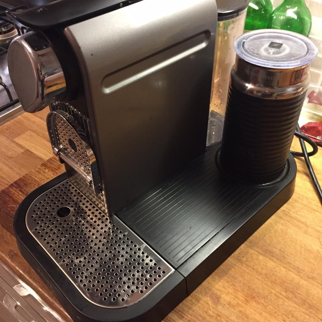 Nespresso citiz and milk coffee machine in East Devon für £ 25,00 zum