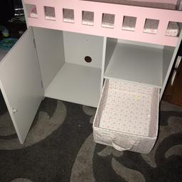 Tiny treasures dolls bed with cupboard an shelves, can also be used as a dolls changing mat
No marks or scratches like new
Pick up only huyton