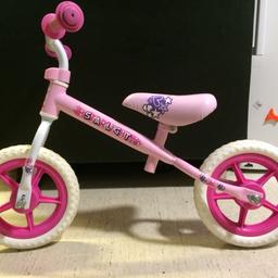 Lovely balance bike, pink and lightweight. Barely used, no rusty parts, some scratches as a normal used bike but in excellent condition. It is from 18/24 month and over. (32 cm aprox. from the seat to the floor in the lowest position) Payment in cash when it s collected. Collection at N12.