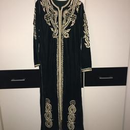 Ich verkaufe meinen marokkanischen Kaftan in Größe L. 
Ich habe das Kleid einmal getragen.
Es ist ein weicher Stoff und das Kleid ist dunkelgrün mit goldenen Details (kann man auf den Bildern genauer erkennen)