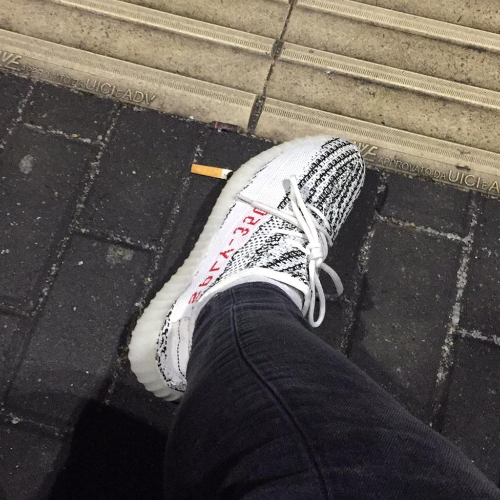 Yeezy boost 350 zebra on sale prezzo