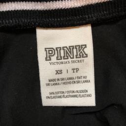 Schwarzes elastisches Baumwollkleid von Pink by Victoria's Secret in Größe XS. Das Kleid ist mit einem weißen Schriftzug unter dem Arm abgesetzt.
Zzgl. Versand