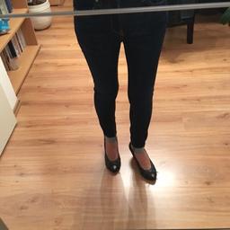 Neue dunkelblaue Jeanshose von Zara, Gr.34, fällt sehr eng wie eine Leggings aus. Nie getragen!