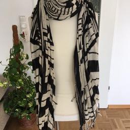 Hübscher schwarz weißer Schal, dicker Stoff, hält warm und ist perfekt für den Herbst&Winter!
