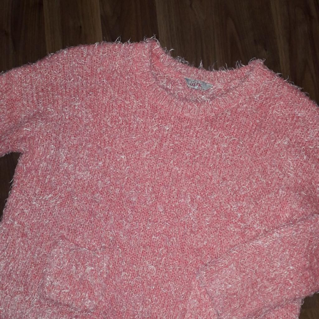 Girls short fluffy jumper with front pockets age 14-15yrs £1 collect only.