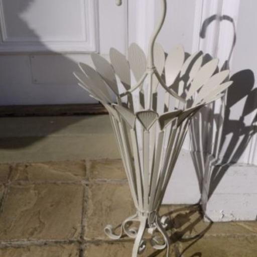 Buy & Sell North West London Willesden Green - North West London - Photos for ** CREAM METAL UMBRELLA STAND **