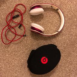 Genuine Dr Dre beats SOLO HD in pink. Wired
Case included all in working order.
Good conditions slight discolouration on the white area as can see in image
Genuine offers only